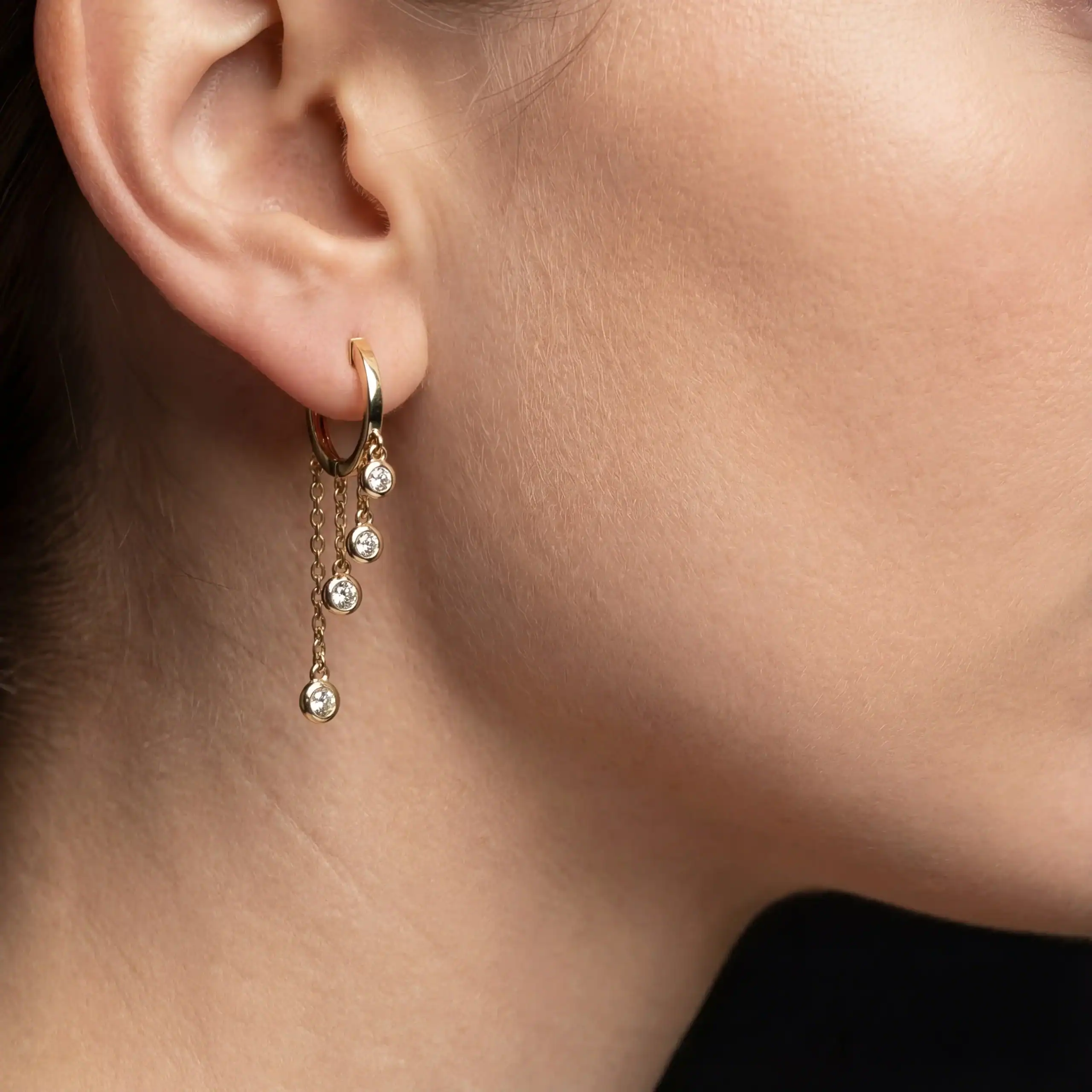 עגילי חישוק עם יהלומים תלויים