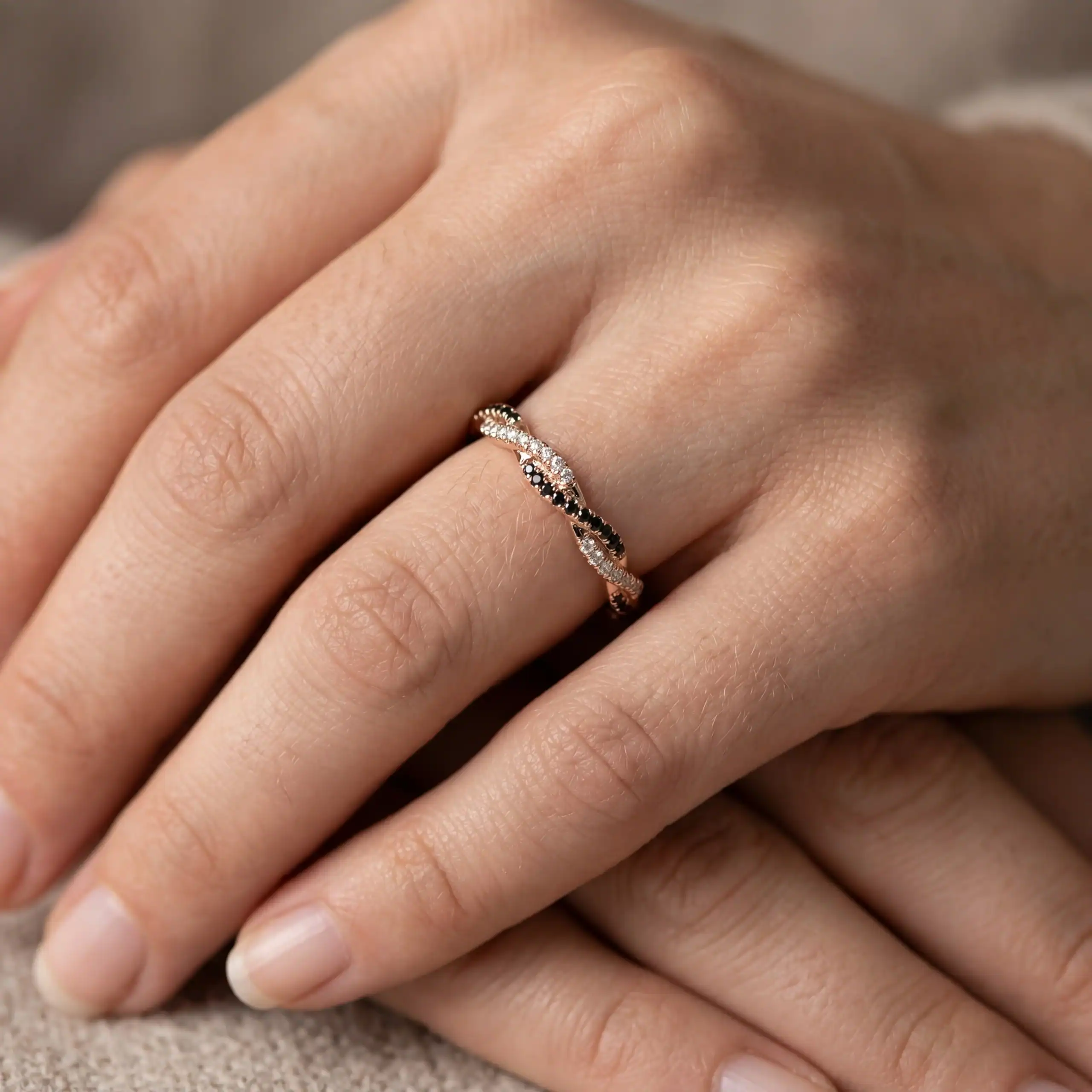 טבעת צמה משולבת יהלומים שחורים ולבנים