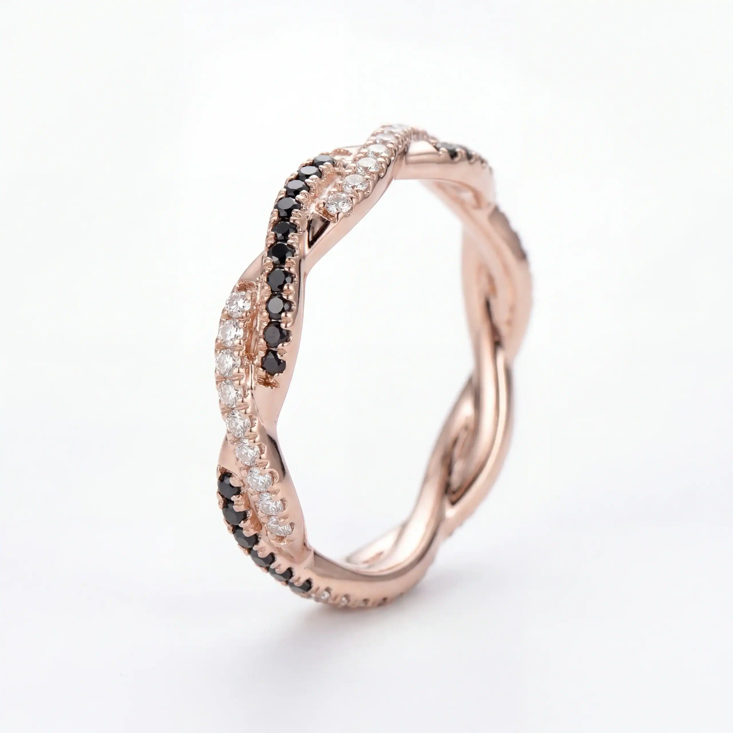 טבעת צמה משולבת יהלומים שחורים ולבנים