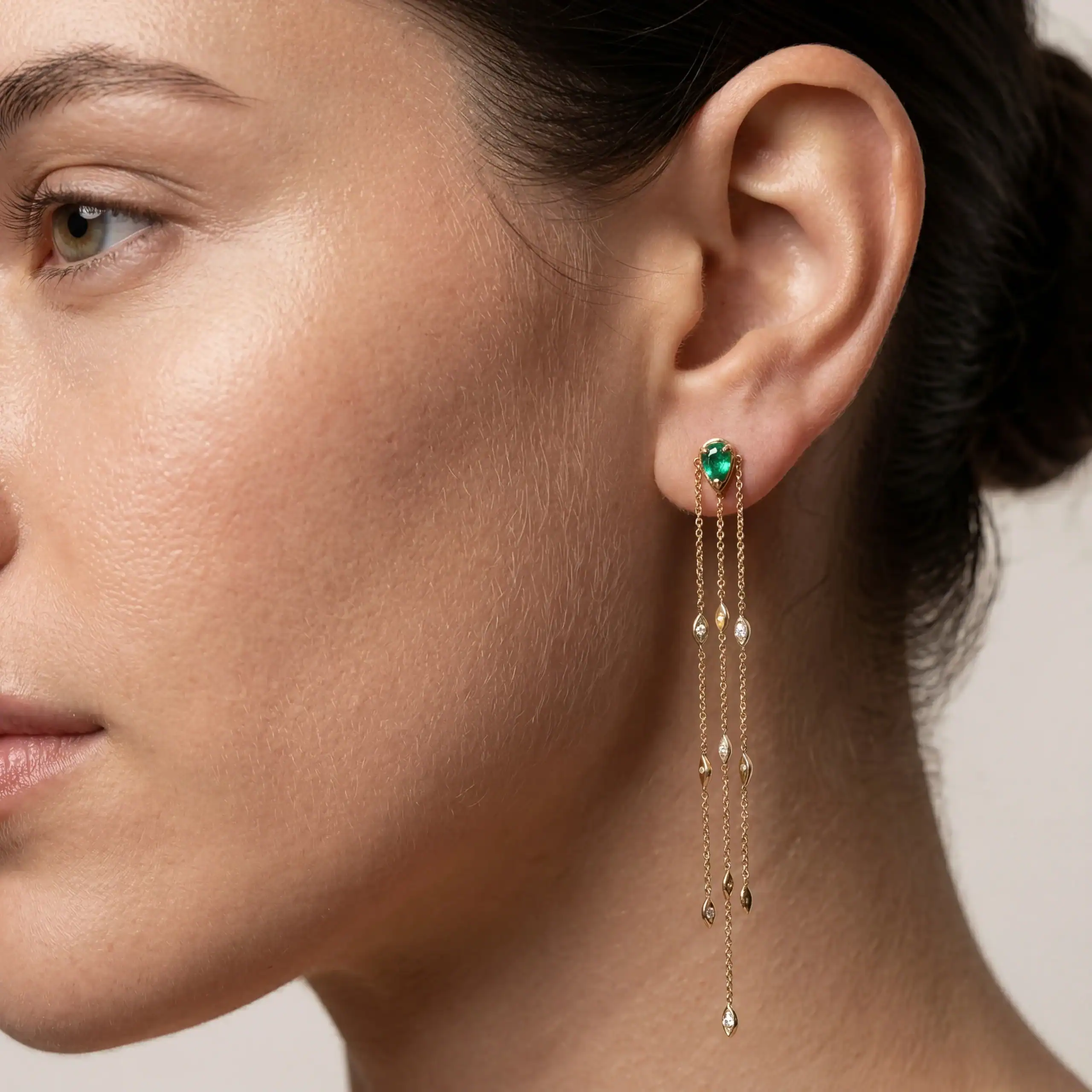 עגיל טיפה ירוק עם שרשראות יהלומים